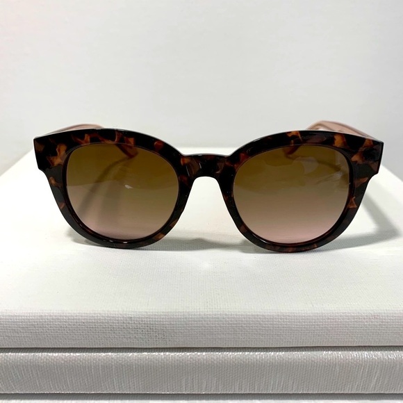 Unique tortoise shell w/rose accented sunglasses - Picture 1 of 4